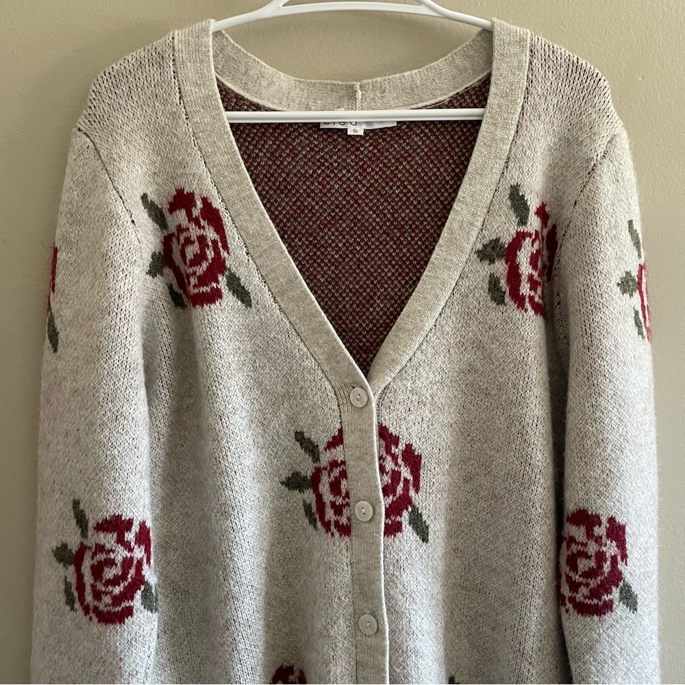 Cleo Oatmeal V Neck Rose Patterned Boxy Cardigan - Size Large Like New - Picture 4 of 16